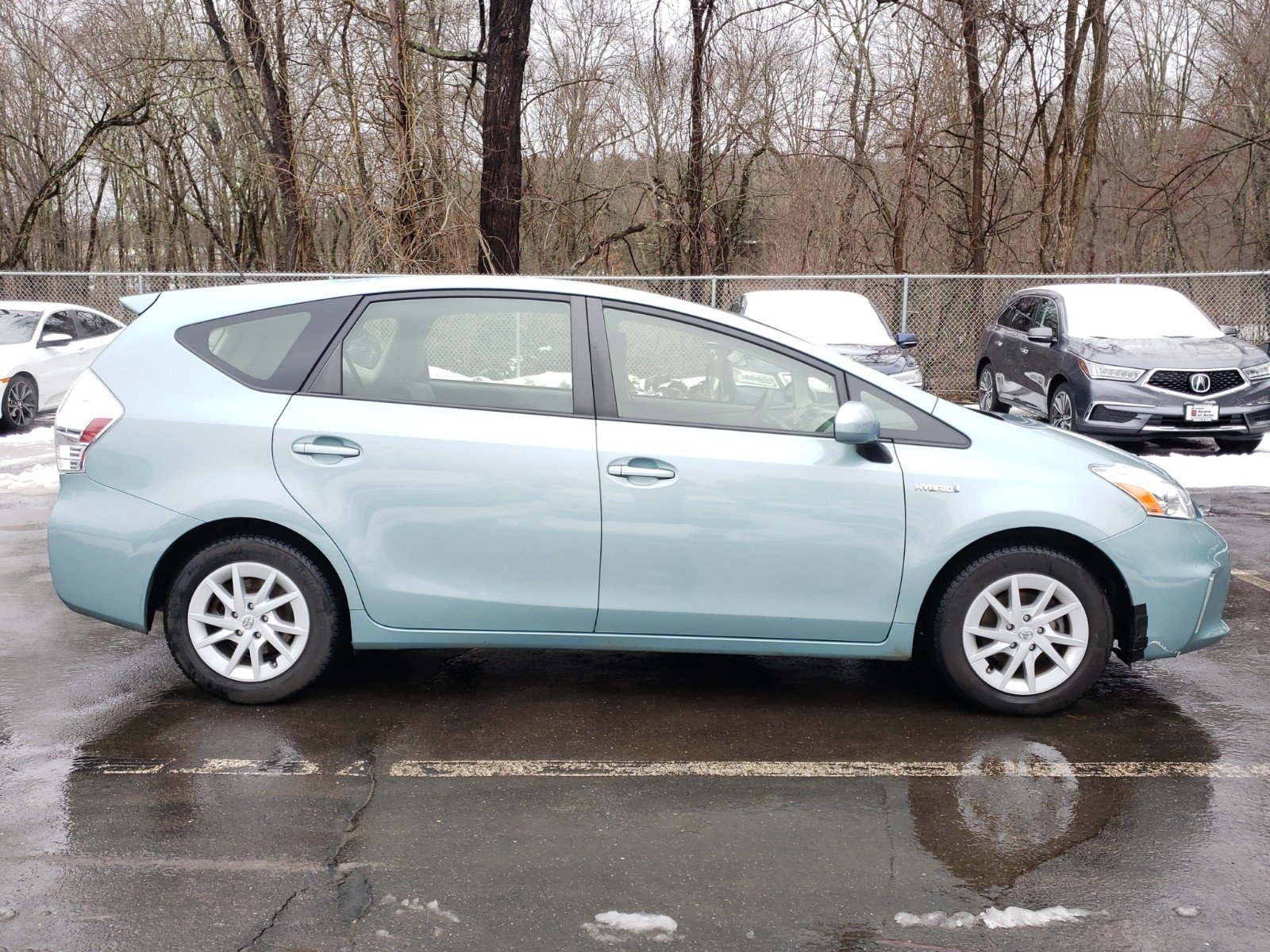 Toyota prius v 2013